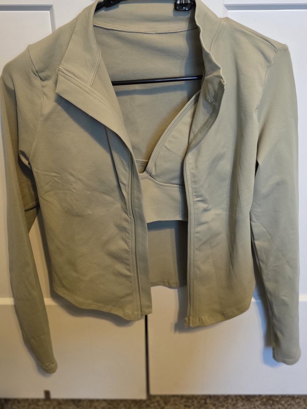 Women’s Lightweight Zip Jacket in Sage Brami And Booty Scrunch Leggings Size M